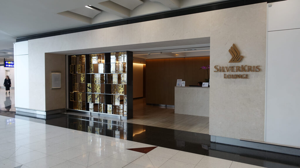 香港国際空港　シルバークリスラウンジ のラウンジごはんです。
Silverkris LOUNGE ＠香港国際空港 HKG

ラウンジごはんでは、世界の空港・ホテルのラウンジを中心に、サービスに含まれ無料でいただける食事やドリンクの紹介をしております。
ラウンジごはん　ラウンジ　ブッフェ　ドリンク　メニュー　食事　drink meal Lounge ワイン　シャンパン　
ブッフェ　無料　サラダ　