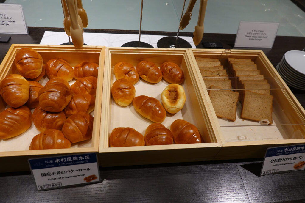 SKY LOUNGE ANNEX@ 羽田空港 HND
ラウンジごはんでは、世界の空港・ホテルのラウンジを中心に、サービスに含まれ無料でいただける食事やドリンクの紹介をしております。
ブッフェ ドリンク メニュー 食事 drink meal Lounge ワイン シャンパン 無料
