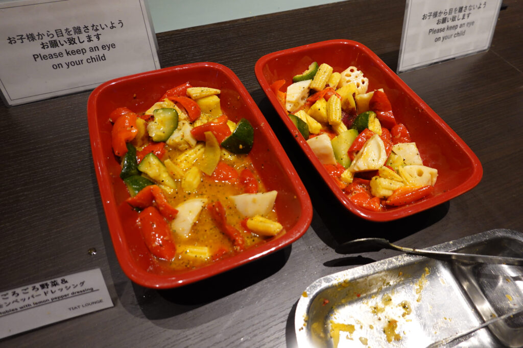 SKY LOUNGE ANNEX@ 羽田空港 HND
ラウンジごはんでは、世界の空港・ホテルのラウンジを中心に、サービスに含まれ無料でいただける食事やドリンクの紹介をしております。
ブッフェ ドリンク メニュー 食事 drink meal Lounge ワイン シャンパン 無料