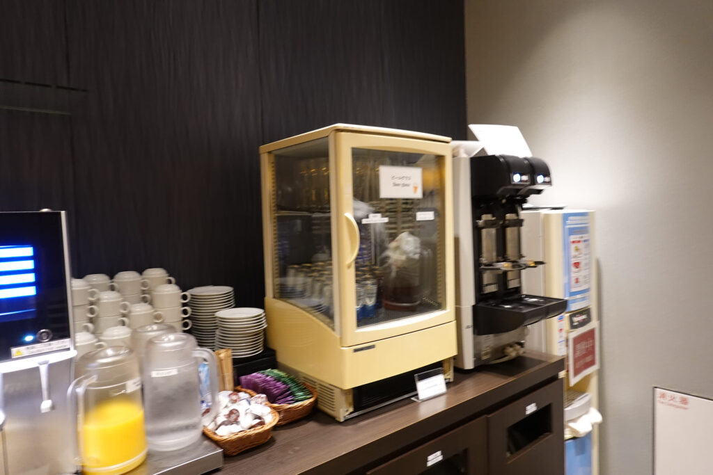 SKY LOUNGE ANNEX@ 羽田空港 HND
ラウンジごはんでは、世界の空港・ホテルのラウンジを中心に、サービスに含まれ無料でいただける食事やドリンクの紹介をしております。
ブッフェ ドリンク メニュー 食事 drink meal Lounge ワイン シャンパン 無料