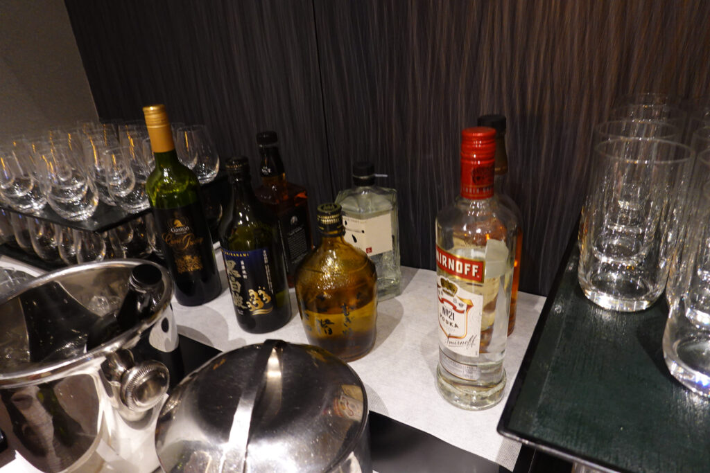 SKY LOUNGE ANNEX@ 羽田空港 HND
ラウンジごはんでは、世界の空港・ホテルのラウンジを中心に、サービスに含まれ無料でいただける食事やドリンクの紹介をしております。
ブッフェ ドリンク メニュー 食事 drink meal Lounge ワイン シャンパン 無料