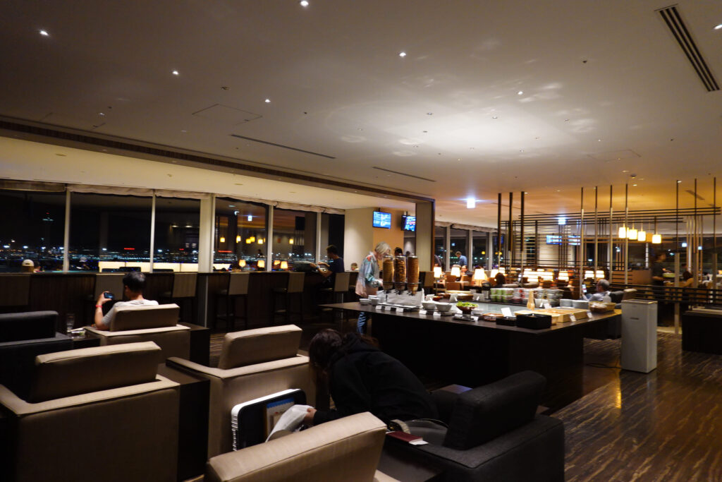 SKY LOUNGE ANNEX@ 羽田空港 HND
ラウンジごはんでは、世界の空港・ホテルのラウンジを中心に、サービスに含まれ無料でいただける食事やドリンクの紹介をしております。
ブッフェ ドリンク メニュー 食事 drink meal Lounge ワイン シャンパン 無料