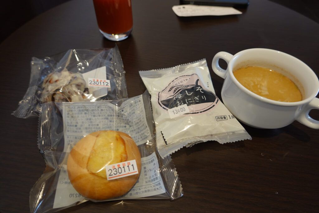 JAL ダイヤモンドプレミアラウンジ　羽田空港 HND　おにぎり　パン　カレーパン　スープ