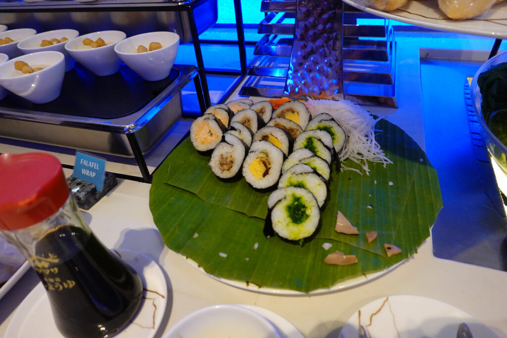 WY オマーン航空ラウンジ @ スワンナプーム国際空港(コンコースF) BKK
バンコク・スワンナプーム国際空港 Oman Air First & Business Class Lounge (国際線コンコースE)のラウンジごはんです。
ラウンジごはんでは、世界の空港・ホテルのラウンジを中心に、サービスに含まれ無料でいただける食事やドリンクの紹介をしております。
ブッフェ ドリンク メニュー 食事 drink meal Lounge ワイン シャンパン 無料