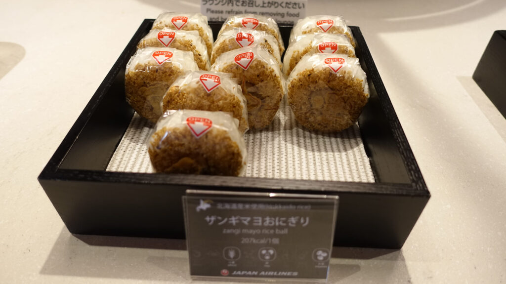 JAL ダイヤモンドプレミアラウンジ @新千歳空港 CTS

ラウンジごはんでは、世界の空港・ホテルのラウンジを中心に、サービスに含まれ無料でいただける食事やドリンクの紹介をしております。
ブッフェ　ドリンク　メニュー　食事　drink meal Lounge ワイン　シャンパン　無料