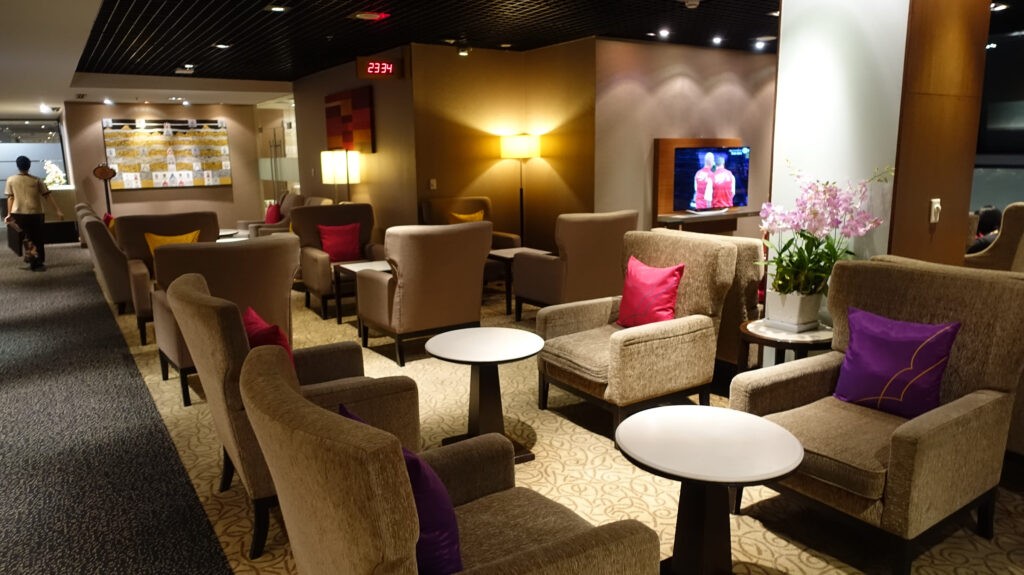 TG ロイヤル・ファーストラウンジ スワンナプーム国際空港 BKK バンコク ラウンジごはん ラウンジ アラカルト ブッフェ メニュー 食事