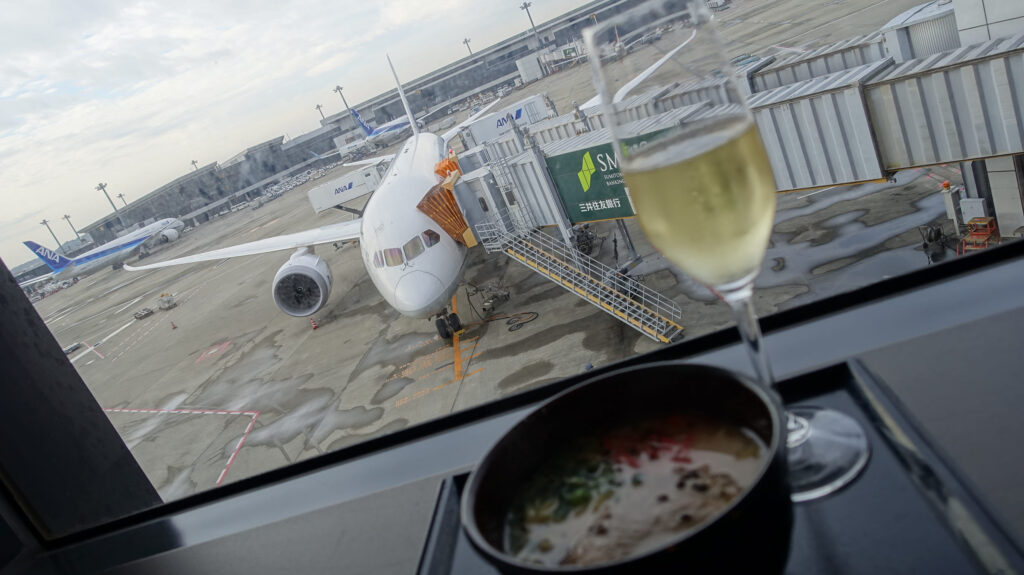 ANA SUITE LOUNGE （第5サテライト）＠成田国際空港 NRT

ラウンジごはんでは、世界の空港・ホテルのラウンジを中心に、サービスに含まれ無料でいただける食事やドリンクの紹介をしております。
ラウンジごはん　ラウンジ　ブッフェ　ドリンク　メニュー　食事　drink meal Lounge ワイン　シャンパン　
ブッフェ　無料　サラダ　