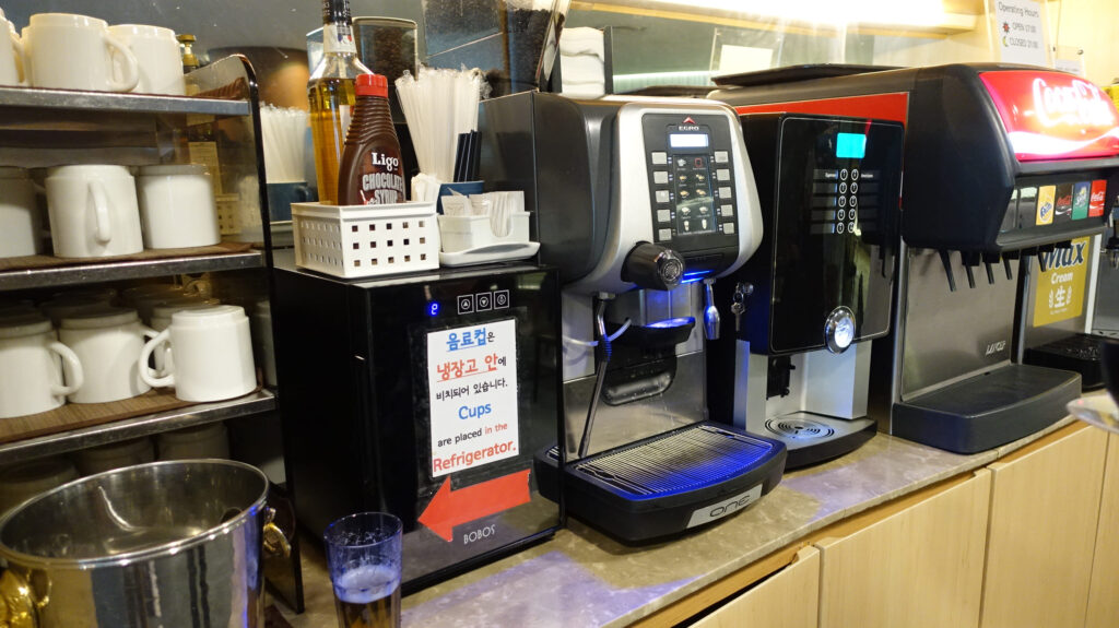 ラウンジごはんでは、世界の空港・ホテルのラウンジを中心に、サービスに含まれ無料でいただける食事やドリンクの紹介をしておりま
ラウンジごはん ラウンジ ブッフェ ドリンク メニュー 食事 drink meal lounge サラダ 無料
ソウル・仁川国際空港 マティーナ ラウンジ Matina Lounge ICN