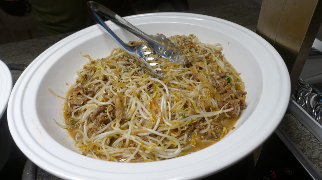 ラウンジごはんでは、世界の空港・ホテルのラウンジを中心に、サービスに含まれ無料でいただける食事やドリンクの紹介をしておりま
ラウンジごはん ラウンジ ブッフェ ドリンク メニュー 食事 drink meal lounge
ソウル・仁川国際空港 アシアナ航空 Asiana Lounge アシアナラウンジ
ワイン シャンパン
ブッフェ 無料 サラダ