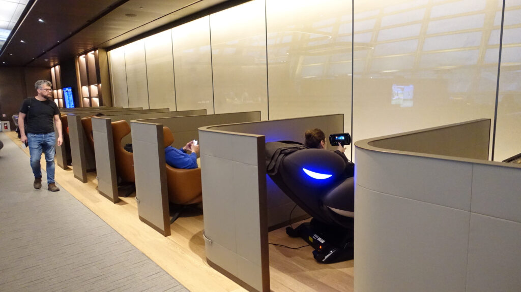 ラウンジごはんでは、世界の空港・ホテルのラウンジを中心に、サービスに含まれ無料でいただける食事やドリンクの紹介をしておりま
ラウンジごはん ラウンジ ブッフェ ドリンク メニュー 食事 drink meal lounge
ソウル・仁川国際空港 アシアナ航空 Asiana Lounge アシアナラウンジ
ワイン シャンパン
ブッフェ 無料 サラダ