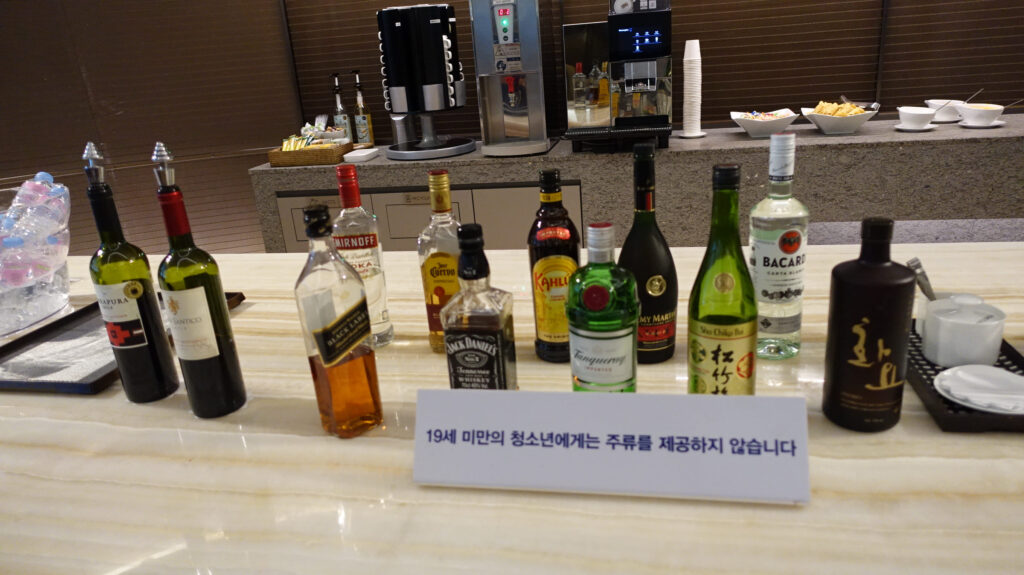 ラウンジごはんでは、世界の空港・ホテルのラウンジを中心に、サービスに含まれ無料でいただける食事やドリンクの紹介をしておりま
ラウンジごはん ラウンジ ブッフェ ドリンク メニュー 食事 drink meal lounge
ソウル・仁川国際空港 アシアナ航空 Asiana Lounge アシアナラウンジ
ワイン シャンパン
ブッフェ 無料 サラダ