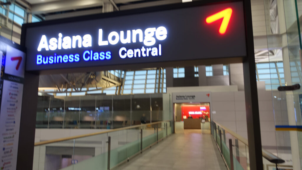 ラウンジごはんでは、世界の空港・ホテルのラウンジを中心に、サービスに含まれ無料でいただける食事やドリンクの紹介をしておりま
ラウンジごはん ラウンジ ブッフェ ドリンク メニュー 食事 drink meal lounge
ソウル・仁川国際空港 アシアナ航空 Asiana Lounge アシアナラウンジ
ワイン シャンパン
ブッフェ 無料 サラダ