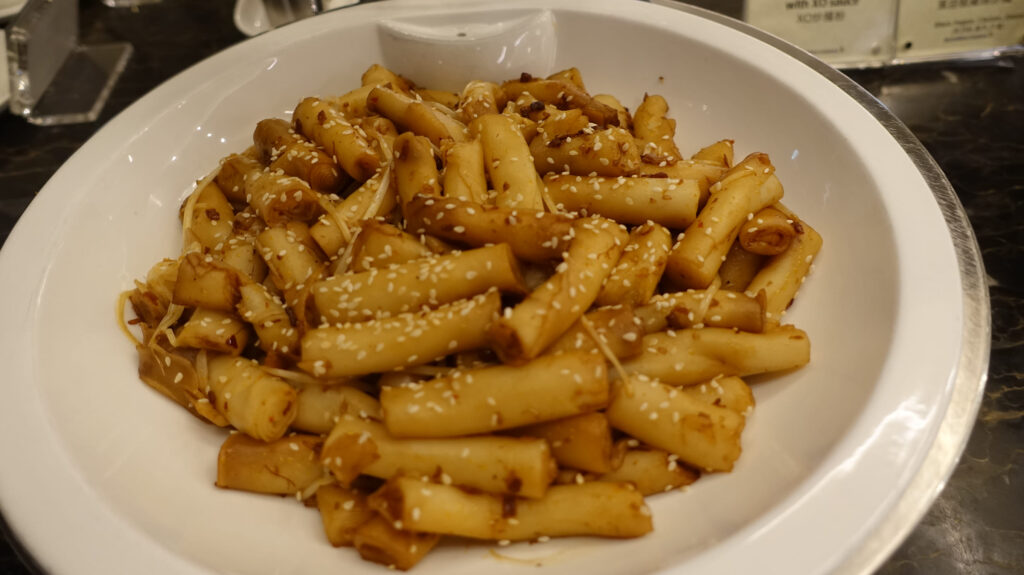 香港国際空港　シルバークリスラウンジ のラウンジごはんです。
Silverkris LOUNGE ＠香港国際空港 HKG

ラウンジごはんでは、世界の空港・ホテルのラウンジを中心に、サービスに含まれ無料でいただける食事やドリンクの紹介をしております。
ラウンジごはん　ラウンジ　ブッフェ　ドリンク　メニュー　食事　drink meal Lounge ワイン　シャンパン　
ブッフェ　無料　サラダ　