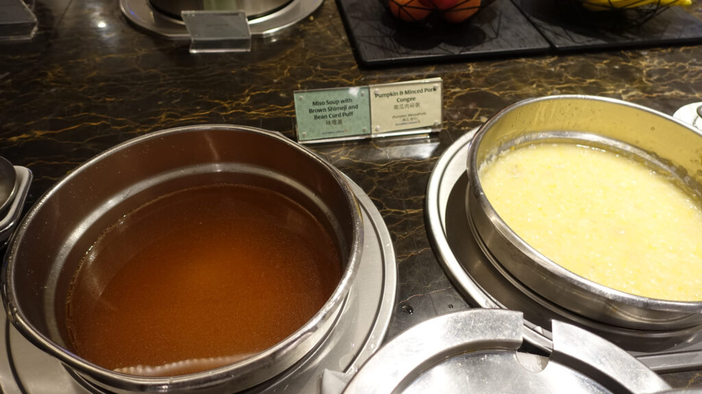 香港国際空港　シルバークリスラウンジ のラウンジごはんです。
Silverkris LOUNGE ＠香港国際空港 HKG

ラウンジごはんでは、世界の空港・ホテルのラウンジを中心に、サービスに含まれ無料でいただける食事やドリンクの紹介をしております。
ラウンジごはん　ラウンジ　ブッフェ　ドリンク　メニュー　食事　drink meal Lounge ワイン　シャンパン　
ブッフェ　無料　サラダ　