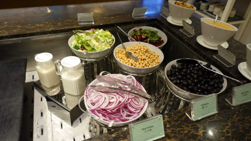 香港国際空港　シルバークリスラウンジ のラウンジごはんです。
Silverkris LOUNGE ＠香港国際空港 HKG

ラウンジごはんでは、世界の空港・ホテルのラウンジを中心に、サービスに含まれ無料でいただける食事やドリンクの紹介をしております。
ラウンジごはん　ラウンジ　ブッフェ　ドリンク　メニュー　食事　drink meal Lounge ワイン　シャンパン　
ブッフェ　無料　サラダ　