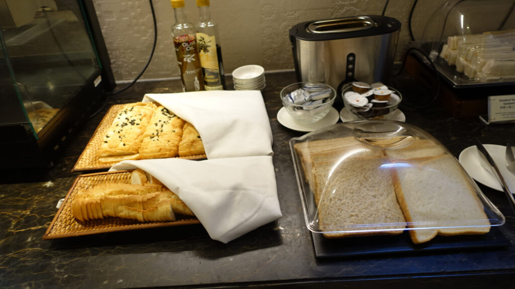 香港国際空港　シルバークリスラウンジ のラウンジごはんです。
Silverkris LOUNGE ＠香港国際空港 HKG

ラウンジごはんでは、世界の空港・ホテルのラウンジを中心に、サービスに含まれ無料でいただける食事やドリンクの紹介をしております。
ラウンジごはん　ラウンジ　ブッフェ　ドリンク　メニュー　食事　drink meal Lounge ワイン　シャンパン　
ブッフェ　無料　サラダ　