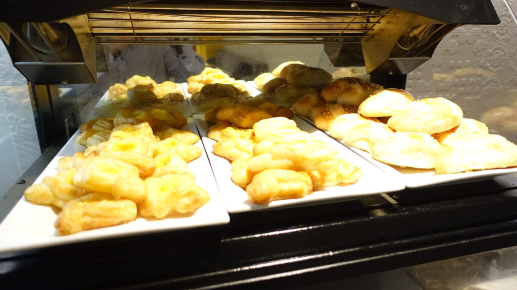 香港国際空港　シルバークリスラウンジ のラウンジごはんです。
Silverkris LOUNGE ＠香港国際空港 HKG

ラウンジごはんでは、世界の空港・ホテルのラウンジを中心に、サービスに含まれ無料でいただける食事やドリンクの紹介をしております。
ラウンジごはん　ラウンジ　ブッフェ　ドリンク　メニュー　食事　drink meal Lounge ワイン　シャンパン　
ブッフェ　無料　サラダ　