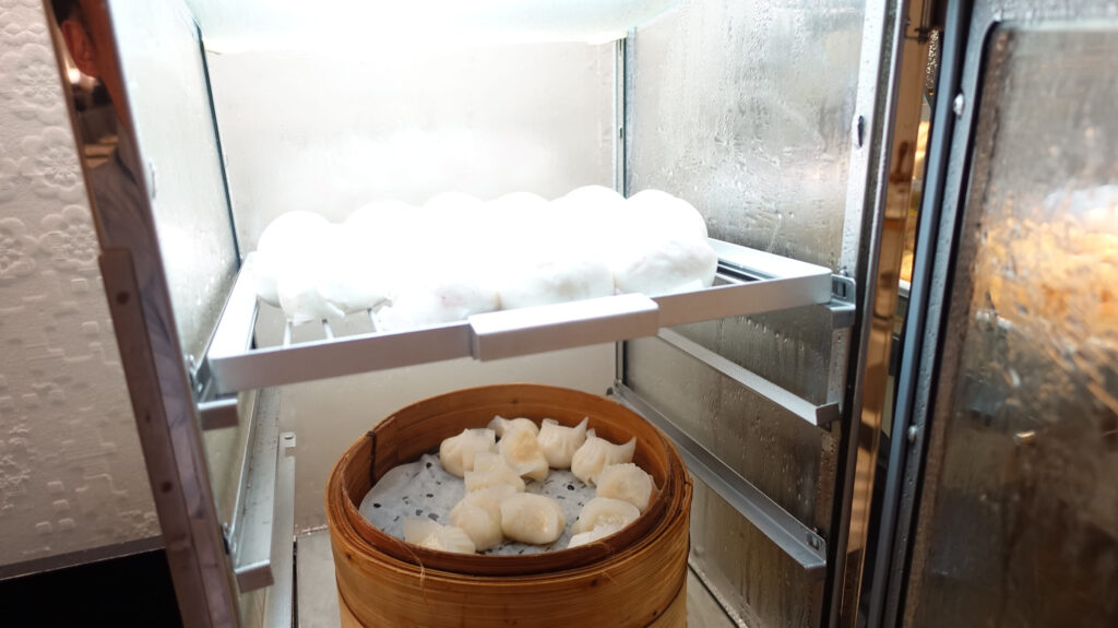 香港国際空港　シルバークリスラウンジ のラウンジごはんです。
Silverkris LOUNGE ＠香港国際空港 HKG

ラウンジごはんでは、世界の空港・ホテルのラウンジを中心に、サービスに含まれ無料でいただける食事やドリンクの紹介をしております。
ラウンジごはん　ラウンジ　ブッフェ　ドリンク　メニュー　食事　drink meal Lounge ワイン　シャンパン　
ブッフェ　無料　サラダ　