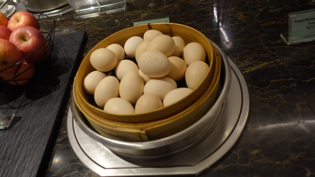 香港国際空港　シルバークリスラウンジ のラウンジごはんです。
Silverkris LOUNGE ＠香港国際空港 HKG

ラウンジごはんでは、世界の空港・ホテルのラウンジを中心に、サービスに含まれ無料でいただける食事やドリンクの紹介をしております。
ラウンジごはん　ラウンジ　ブッフェ　ドリンク　メニュー　食事　drink meal Lounge ワイン　シャンパン　
ブッフェ　無料　サラダ　