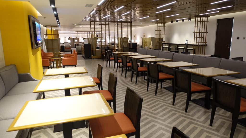 香港国際空港　シルバークリスラウンジ のラウンジごはんです。
Silverkris LOUNGE ＠香港国際空港 HKG

ラウンジごはんでは、世界の空港・ホテルのラウンジを中心に、サービスに含まれ無料でいただける食事やドリンクの紹介をしております。
ラウンジごはん　ラウンジ　ブッフェ　ドリンク　メニュー　食事　drink meal Lounge ワイン　シャンパン　
ブッフェ　無料　サラダ　