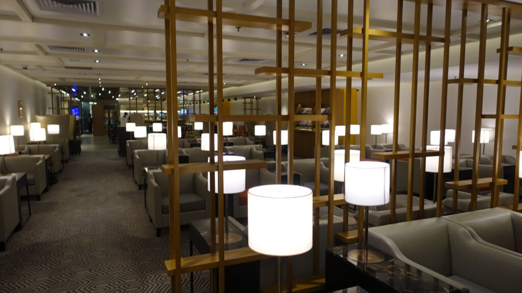 香港国際空港　シルバークリスラウンジ のラウンジごはんです。
Silverkris LOUNGE ＠香港国際空港 HKG

ラウンジごはんでは、世界の空港・ホテルのラウンジを中心に、サービスに含まれ無料でいただける食事やドリンクの紹介をしております。
ラウンジごはん　ラウンジ　ブッフェ　ドリンク　メニュー　食事　drink meal Lounge ワイン　シャンパン　
ブッフェ　無料　サラダ　