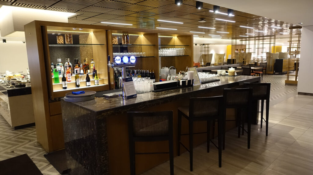 香港国際空港　シルバークリスラウンジ のラウンジごはんです。
Silverkris LOUNGE ＠香港国際空港 HKG

ラウンジごはんでは、世界の空港・ホテルのラウンジを中心に、サービスに含まれ無料でいただける食事やドリンクの紹介をしております。
ラウンジごはん　ラウンジ　ブッフェ　ドリンク　メニュー　食事　drink meal Lounge ワイン　シャンパン　
ブッフェ　無料　サラダ　