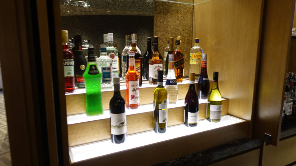 香港国際空港　シルバークリスラウンジ のラウンジごはんです。
Silverkris LOUNGE ＠香港国際空港 HKG

ラウンジごはんでは、世界の空港・ホテルのラウンジを中心に、サービスに含まれ無料でいただける食事やドリンクの紹介をしております。
ラウンジごはん　ラウンジ　ブッフェ　ドリンク　メニュー　食事　drink meal Lounge ワイン　シャンパン　
ブッフェ　無料　サラダ　