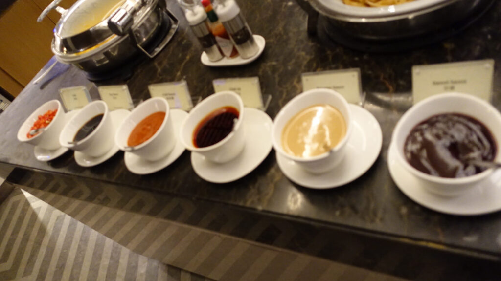 香港国際空港　シルバークリスラウンジ のラウンジごはんです。
Silverkris LOUNGE ＠香港国際空港 HKG

ラウンジごはんでは、世界の空港・ホテルのラウンジを中心に、サービスに含まれ無料でいただける食事やドリンクの紹介をしております。
ラウンジごはん　ラウンジ　ブッフェ　ドリンク　メニュー　食事　drink meal Lounge ワイン　シャンパン　
ブッフェ　無料　サラダ　