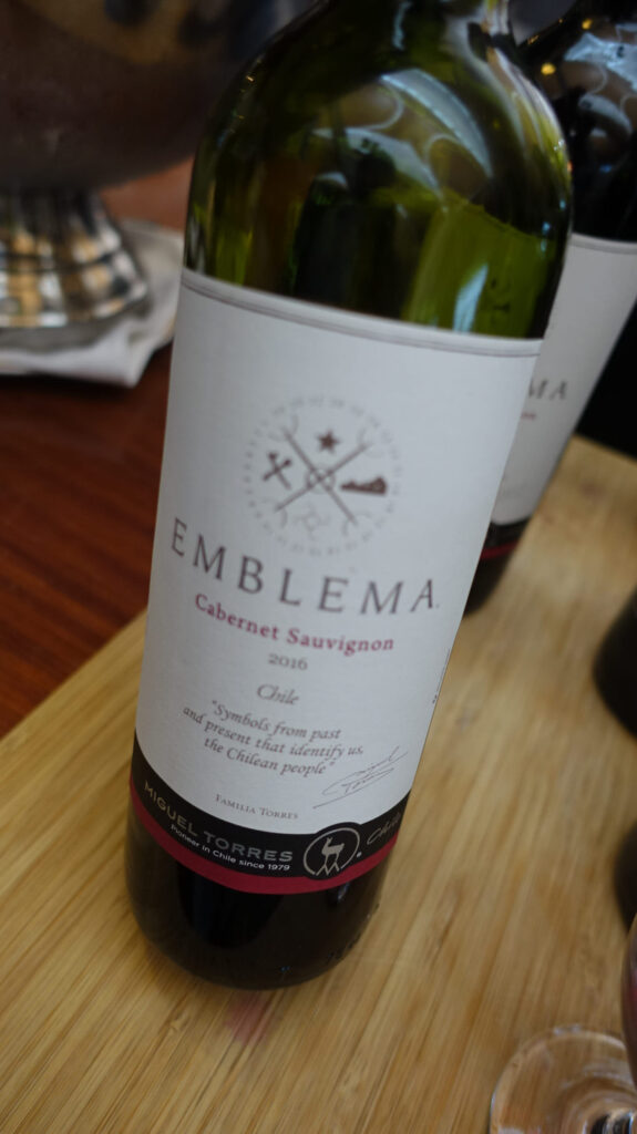 上海・浦東国際空港　ファーストクラス ラウンジ（77）のラウンジごはんです。
First Class Lounge（77） ＠上海浦東国際空港 PVG

ラウンジごはんでは、世界の空港・ホテルのラウンジを中心に、サービスに含まれ無料でいただける食事やドリンクの紹介をしております。
ラウンジごはん　ラウンジ　ブッフェ　ドリンク　メニュー　食事　drink meal Lounge ワイン　シャンパン　
ブッフェ　無料　サラダ　