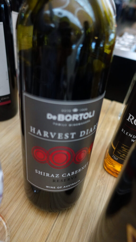 上海・浦東国際空港　ファーストクラス ラウンジ（77）のラウンジごはんです。
First Class Lounge（77） ＠上海浦東国際空港 PVG

ラウンジごはんでは、世界の空港・ホテルのラウンジを中心に、サービスに含まれ無料でいただける食事やドリンクの紹介をしております。
ラウンジごはん　ラウンジ　ブッフェ　ドリンク　メニュー　食事　drink meal Lounge ワイン　シャンパン　
ブッフェ　無料　サラダ　