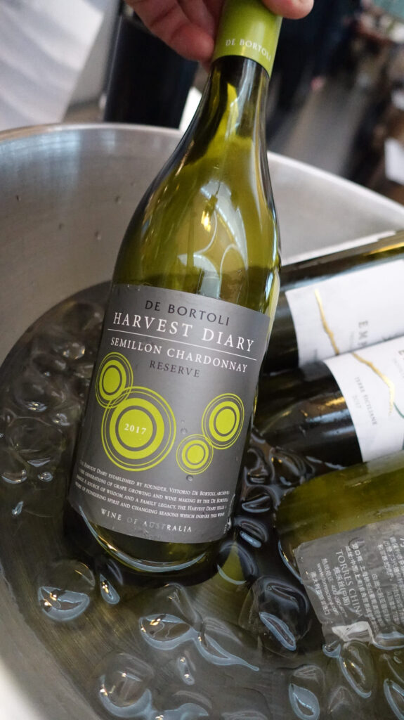 上海・浦東国際空港　ファーストクラス ラウンジ（77）のラウンジごはんです。
First Class Lounge（77） ＠上海浦東国際空港 PVG

ラウンジごはんでは、世界の空港・ホテルのラウンジを中心に、サービスに含まれ無料でいただける食事やドリンクの紹介をしております。
ラウンジごはん　ラウンジ　ブッフェ　ドリンク　メニュー　食事　drink meal Lounge ワイン　シャンパン　
ブッフェ　無料　サラダ　