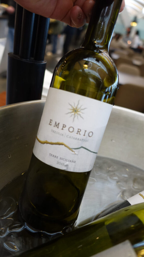 上海・浦東国際空港　ファーストクラス ラウンジ（77）のラウンジごはんです。
First Class Lounge（77） ＠上海浦東国際空港 PVG

ラウンジごはんでは、世界の空港・ホテルのラウンジを中心に、サービスに含まれ無料でいただける食事やドリンクの紹介をしております。
ラウンジごはん　ラウンジ　ブッフェ　ドリンク　メニュー　食事　drink meal Lounge ワイン　シャンパン　
ブッフェ　無料　サラダ　