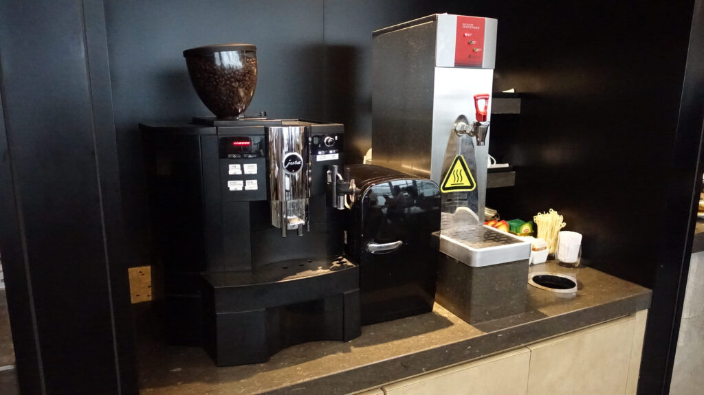 上海・浦東国際空港　ファーストクラス ラウンジ（77）のラウンジごはんです。
First Class Lounge（77） ＠上海浦東国際空港 PVG

ラウンジごはんでは、世界の空港・ホテルのラウンジを中心に、サービスに含まれ無料でいただける食事やドリンクの紹介をしております。
ラウンジごはん　ラウンジ　ブッフェ　ドリンク　メニュー　食事　drink meal Lounge ワイン　シャンパン　
ブッフェ　無料　サラダ　