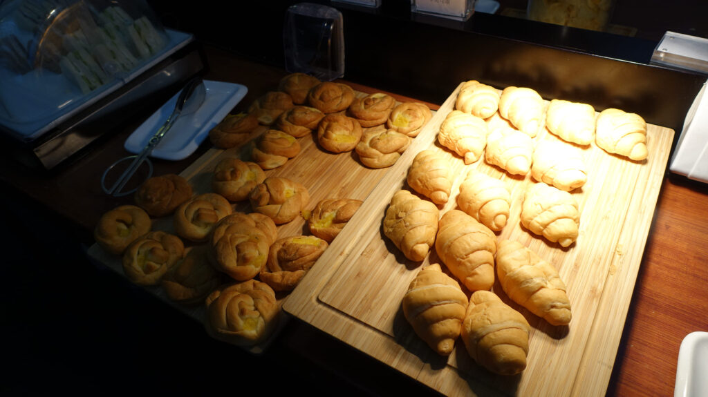 上海・浦東国際空港　ファーストクラス ラウンジ（77）のラウンジごはんです。
First Class Lounge（77） ＠上海浦東国際空港 PVG

ラウンジごはんでは、世界の空港・ホテルのラウンジを中心に、サービスに含まれ無料でいただける食事やドリンクの紹介をしております。
ラウンジごはん　ラウンジ　ブッフェ　ドリンク　メニュー　食事　drink meal Lounge ワイン　シャンパン　
ブッフェ　無料　サラダ　