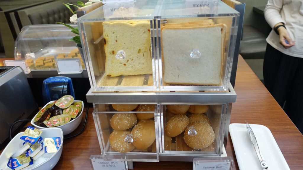 上海・浦東国際空港　ファーストクラス ラウンジ（77）のラウンジごはんです。
First Class Lounge（77） ＠上海浦東国際空港 PVG

ラウンジごはんでは、世界の空港・ホテルのラウンジを中心に、サービスに含まれ無料でいただける食事やドリンクの紹介をしております。
ラウンジごはん　ラウンジ　ブッフェ　ドリンク　メニュー　食事　drink meal Lounge ワイン　シャンパン　
ブッフェ　無料　サラダ　