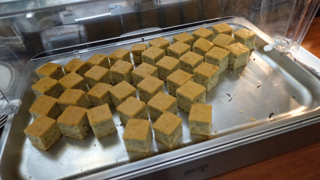 上海・浦東国際空港　ファーストクラス ラウンジ（77）のラウンジごはんです。
First Class Lounge（77） ＠上海浦東国際空港 PVG

ラウンジごはんでは、世界の空港・ホテルのラウンジを中心に、サービスに含まれ無料でいただける食事やドリンクの紹介をしております。
ラウンジごはん　ラウンジ　ブッフェ　ドリンク　メニュー　食事　drink meal Lounge ワイン　シャンパン　
ブッフェ　無料　サラダ　