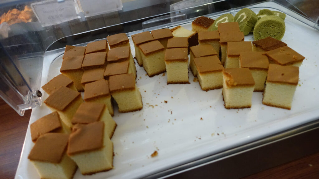 上海・浦東国際空港　ファーストクラス ラウンジ（77）のラウンジごはんです。
First Class Lounge（77） ＠上海浦東国際空港 PVG

ラウンジごはんでは、世界の空港・ホテルのラウンジを中心に、サービスに含まれ無料でいただける食事やドリンクの紹介をしております。
ラウンジごはん　ラウンジ　ブッフェ　ドリンク　メニュー　食事　drink meal Lounge ワイン　シャンパン　
ブッフェ　無料　サラダ　