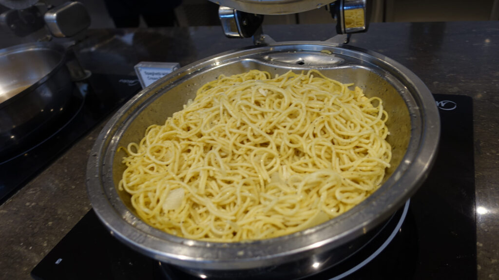 上海・浦東国際空港　ファーストクラス ラウンジ（77）のラウンジごはんです。
First Class Lounge（77） ＠上海浦東国際空港 PVG

ラウンジごはんでは、世界の空港・ホテルのラウンジを中心に、サービスに含まれ無料でいただける食事やドリンクの紹介をしております。
ラウンジごはん　ラウンジ　ブッフェ　ドリンク　メニュー　食事　drink meal Lounge ワイン　シャンパン　
ブッフェ　無料　サラダ　