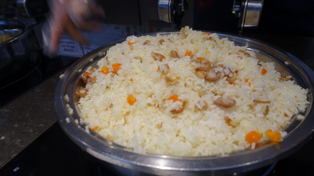 上海・浦東国際空港　ファーストクラス ラウンジ（77）のラウンジごはんです。
First Class Lounge（77） ＠上海浦東国際空港 PVG

ラウンジごはんでは、世界の空港・ホテルのラウンジを中心に、サービスに含まれ無料でいただける食事やドリンクの紹介をしております。
ラウンジごはん　ラウンジ　ブッフェ　ドリンク　メニュー　食事　drink meal Lounge ワイン　シャンパン　
ブッフェ　無料　サラダ　