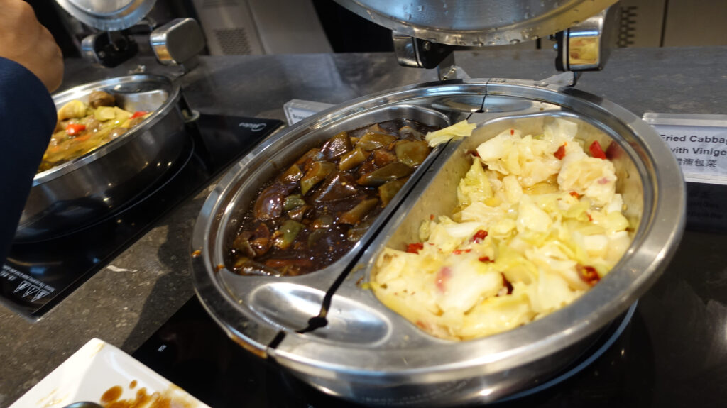 上海・浦東国際空港　ファーストクラス ラウンジ（77）のラウンジごはんです。
First Class Lounge（77） ＠上海浦東国際空港 PVG

ラウンジごはんでは、世界の空港・ホテルのラウンジを中心に、サービスに含まれ無料でいただける食事やドリンクの紹介をしております。
ラウンジごはん　ラウンジ　ブッフェ　ドリンク　メニュー　食事　drink meal Lounge ワイン　シャンパン　
ブッフェ　無料　サラダ　