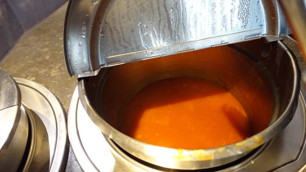 上海・浦東国際空港　ファーストクラス ラウンジ（77）のラウンジごはんです。
First Class Lounge（77） ＠上海浦東国際空港 PVG

ラウンジごはんでは、世界の空港・ホテルのラウンジを中心に、サービスに含まれ無料でいただける食事やドリンクの紹介をしております。
ラウンジごはん　ラウンジ　ブッフェ　ドリンク　メニュー　食事　drink meal Lounge ワイン　シャンパン　
ブッフェ　無料　サラダ　