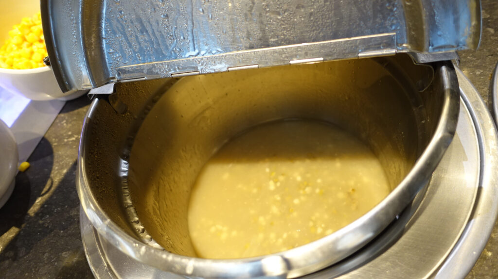 上海・浦東国際空港　ファーストクラス ラウンジ（77）のラウンジごはんです。
First Class Lounge（77） ＠上海浦東国際空港 PVG

ラウンジごはんでは、世界の空港・ホテルのラウンジを中心に、サービスに含まれ無料でいただける食事やドリンクの紹介をしております。
ラウンジごはん　ラウンジ　ブッフェ　ドリンク　メニュー　食事　drink meal Lounge ワイン　シャンパン　
ブッフェ　無料　サラダ　