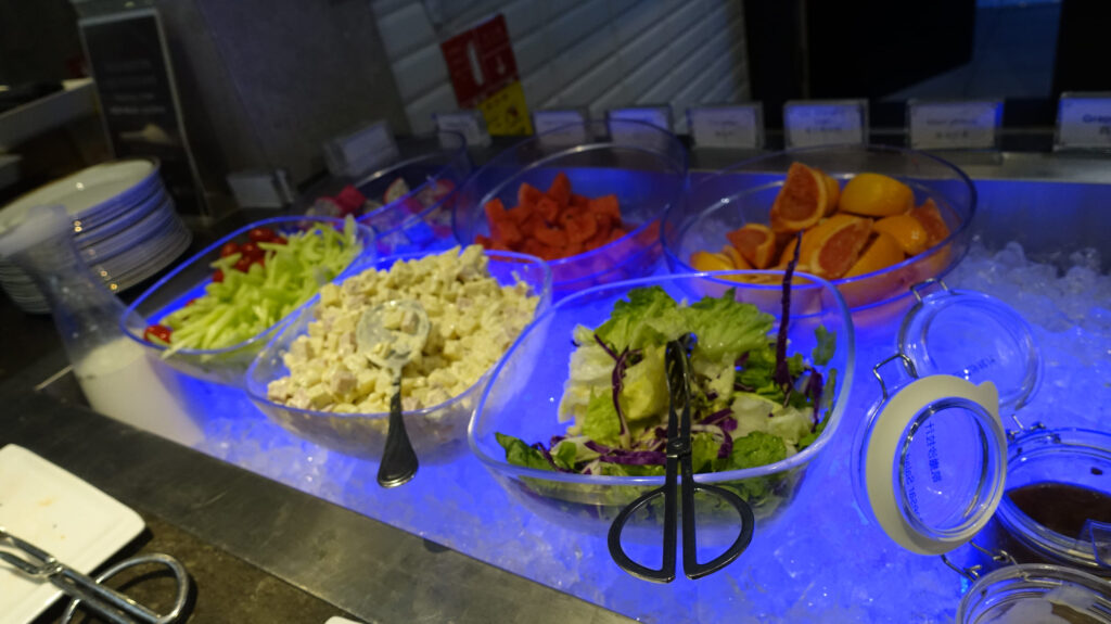 上海・浦東国際空港　ファーストクラス ラウンジ（77）のラウンジごはんです。
First Class Lounge（77） ＠上海浦東国際空港 PVG

ラウンジごはんでは、世界の空港・ホテルのラウンジを中心に、サービスに含まれ無料でいただける食事やドリンクの紹介をしております。
ラウンジごはん　ラウンジ　ブッフェ　ドリンク　メニュー　食事　drink meal Lounge ワイン　シャンパン　
ブッフェ　無料　サラダ　