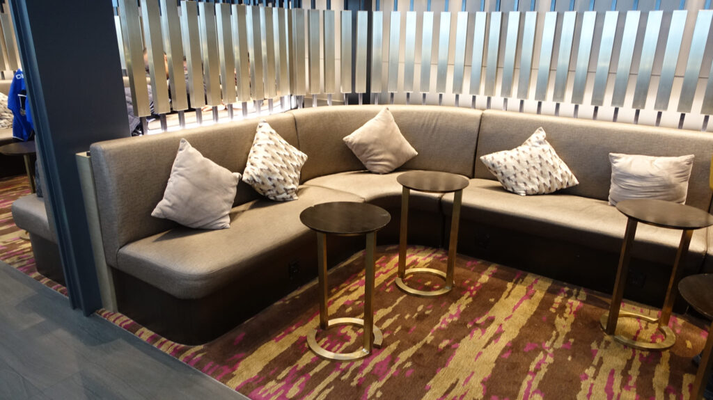 上海・浦東国際空港　ファーストクラス ラウンジ（77）のラウンジごはんです。
First Class Lounge（77） ＠上海浦東国際空港 PVG

ラウンジごはんでは、世界の空港・ホテルのラウンジを中心に、サービスに含まれ無料でいただける食事やドリンクの紹介をしております。
ラウンジごはん　ラウンジ　ブッフェ　ドリンク　メニュー　食事　drink meal Lounge ワイン　シャンパン　
ブッフェ　無料　サラダ　