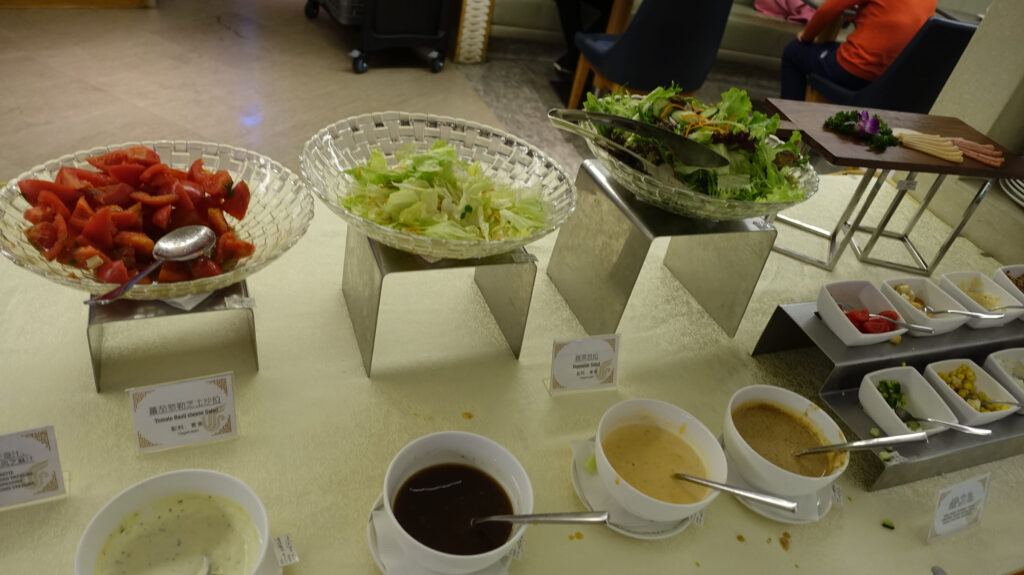 上海・浦東国際空港 Air China No.71 Loungeのラウンジごはんです。
中国国際航空ファーストクラスラウンジ(71) @上海浦東国際空港 PVG
ラウンジごはんでは、世界の空港・ホテルのラウンジを中心に、サービスに含まれ無料でいただける食事やドリンクの紹介をしております。
ラウンジごはん ラウンジ ブッフェ ドリンク メニュー 食事 drink meal Lounge ワイン シャンパン
ブッフェ 無料 サラダ