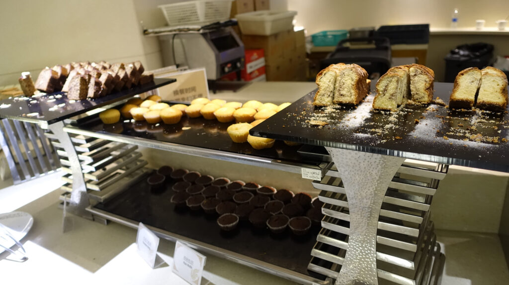 上海・浦東国際空港 Air China No.71 Loungeのラウンジごはんです。
中国国際航空ファーストクラスラウンジ(71) @上海浦東国際空港 PVG
ラウンジごはんでは、世界の空港・ホテルのラウンジを中心に、サービスに含まれ無料でいただける食事やドリンクの紹介をしております。
ラウンジごはん ラウンジ ブッフェ ドリンク メニュー 食事 drink meal Lounge ワイン シャンパン
ブッフェ 無料 サラダ