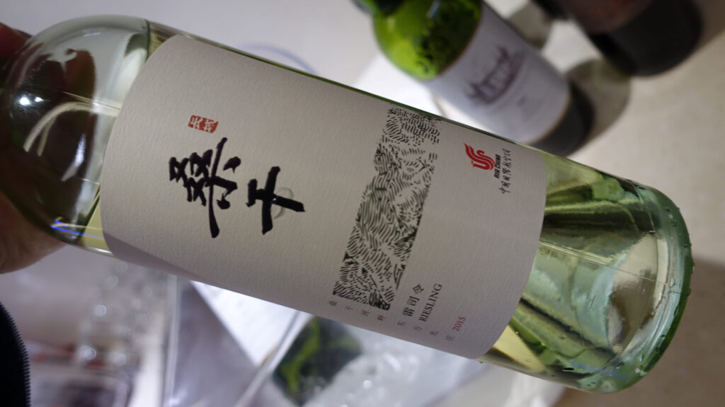 上海・浦東国際空港 Air China No.71 Loungeのラウンジごはんです。
中国国際航空ファーストクラスラウンジ(71) @上海浦東国際空港 PVG
ラウンジごはんでは、世界の空港・ホテルのラウンジを中心に、サービスに含まれ無料でいただける食事やドリンクの紹介をしております。
ラウンジごはん ラウンジ ブッフェ ドリンク メニュー 食事 drink meal Lounge ワイン シャンパン
ブッフェ 無料 サラダ