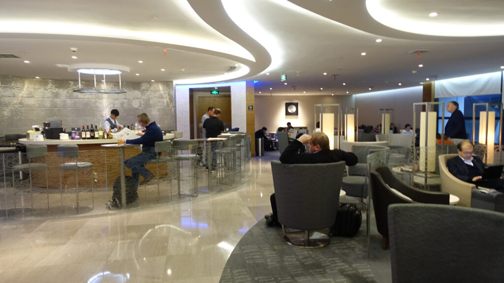 上海・浦東国際空港 Air China No.71 Loungeのラウンジごはんです。
中国国際航空ファーストクラスラウンジ(71) @上海浦東国際空港 PVG
ラウンジごはんでは、世界の空港・ホテルのラウンジを中心に、サービスに含まれ無料でいただける食事やドリンクの紹介をしております。
ラウンジごはん ラウンジ ブッフェ ドリンク メニュー 食事 drink meal Lounge ワイン シャンパン
ブッフェ 無料 サラダ