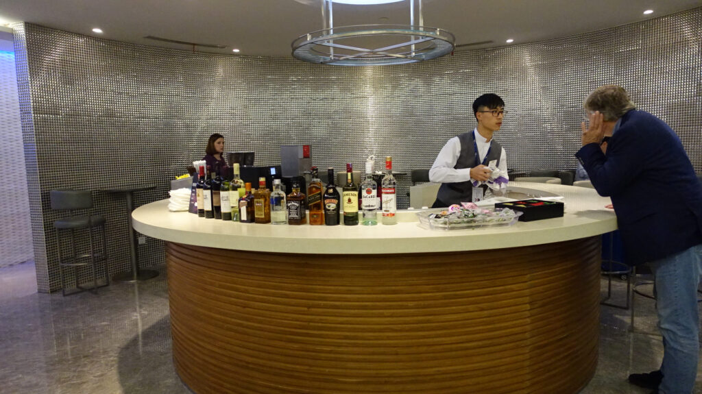 上海・浦東国際空港 Air China No.71 Loungeのラウンジごはんです。
中国国際航空ファーストクラスラウンジ(71) @上海浦東国際空港 PVG
ラウンジごはんでは、世界の空港・ホテルのラウンジを中心に、サービスに含まれ無料でいただける食事やドリンクの紹介をしております。
ラウンジごはん ラウンジ ブッフェ ドリンク メニュー 食事 drink meal Lounge ワイン シャンパン
ブッフェ 無料 サラダ