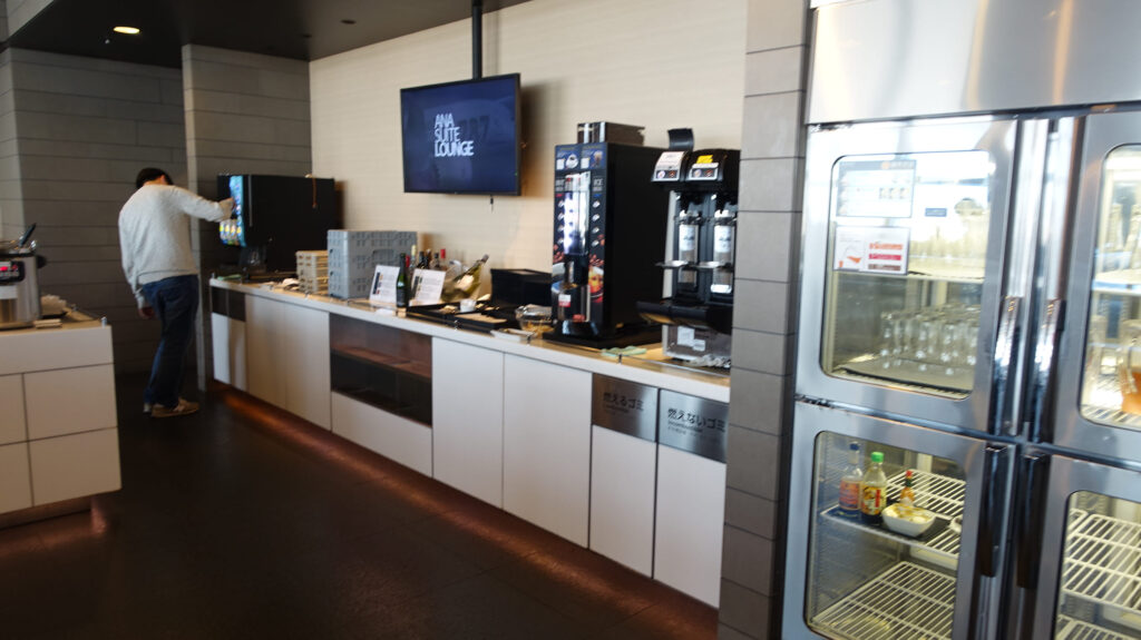 ANA LOUNGE(国際線)@ 羽田空港 HND
ラウンジごはんでは、世界の空港・ホテルのラウンジを中心に、サービスに含まれ無料でいただける食事やドリンクの紹介をしております。
ラウンジごはん ラウンジ ブッフェ ドリンク メニュー 食事 drink meal Lounge ワイン シャンパン
ブッフェ 無料 サラダ
